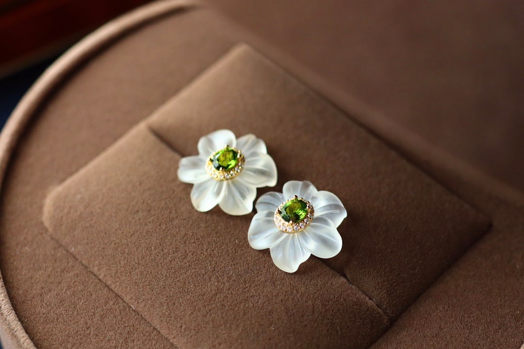 18K gold natural moonstone and white crystal earrings: This earring showcases exquisite craftsmanship, featuring natural moonstone paired with intricately carved frosted white crystal flowers. The crystals are very clean, displaying an elegant luster that