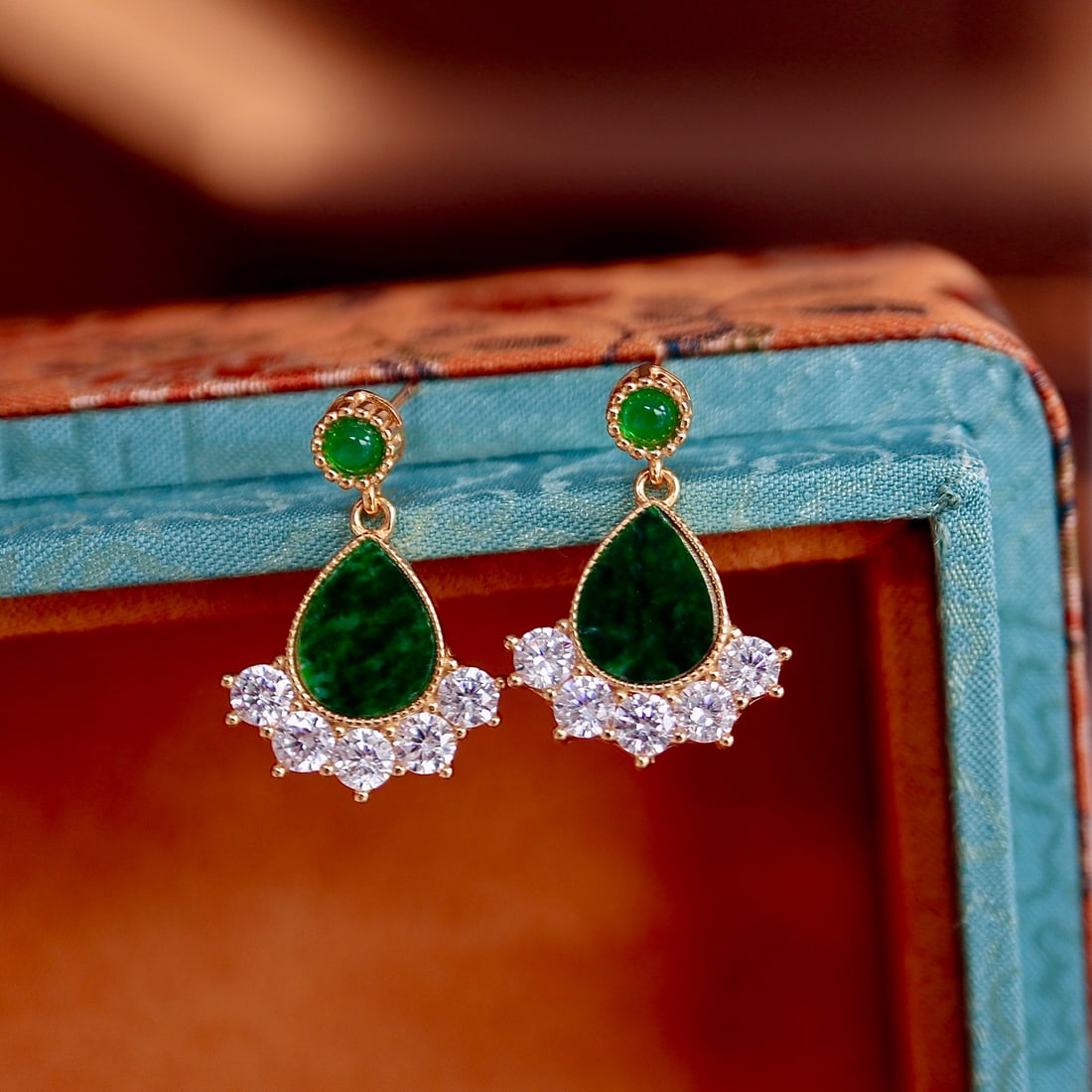 S925 silver natural jadeite stud earrings: This exquisite pair of earrings showcases its dazzling natural jadeite and high-quality S925 silver setting, embodying the essence of elegance. The fresh green hue of the jadeite stone shimmers with e