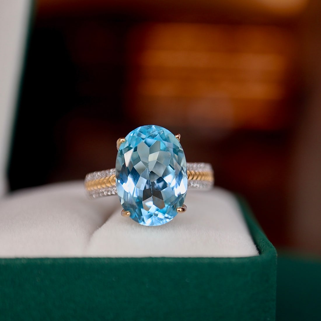 S925 pure silver natural topaz ring: This ring showcases a magnificent natural topaz, carefully cut to a size of 10x14mm, emitting a charming blue light. The diamond cutting technique enhances its luster, capturing light from all