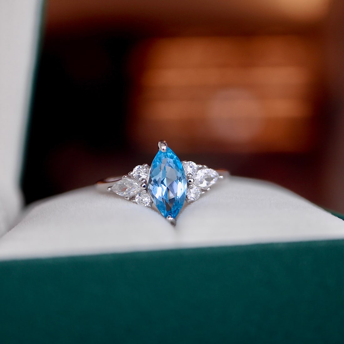 S925 Silver Natural Topaz Ring: This ring features a natural topaz stone, exquisitely set in S925 silver. The sky blue hue of the topaz stone creates a refreshing and elegant atmosphere. The delicate craftsmanship not only enhances