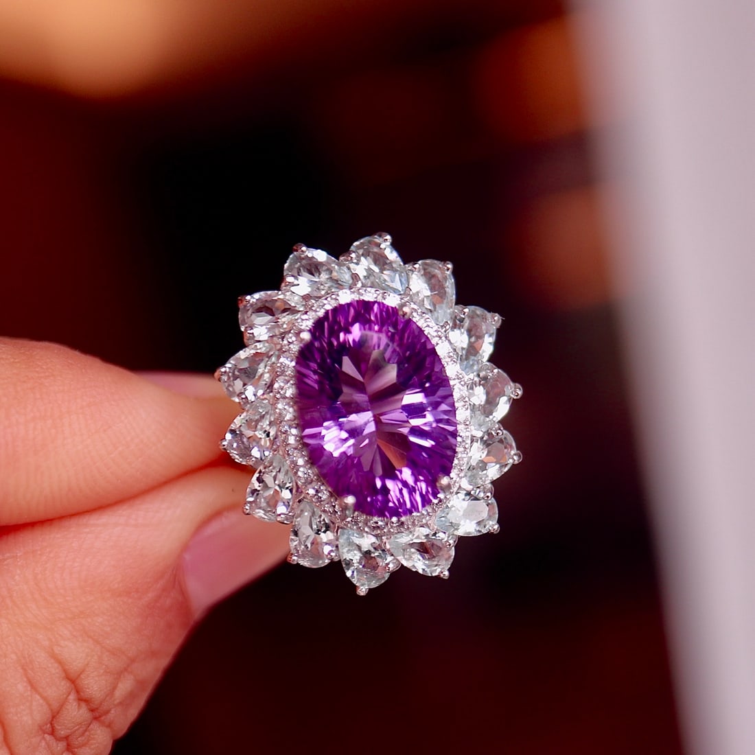 S925 silver natural amethyst ring: This natural amethyst ring is a model of exquisite craftsmanship and elegant design. The central 10x14mm amethyst emits a rich purple luster, perfectly capturing light through the fireworks cutting pr
