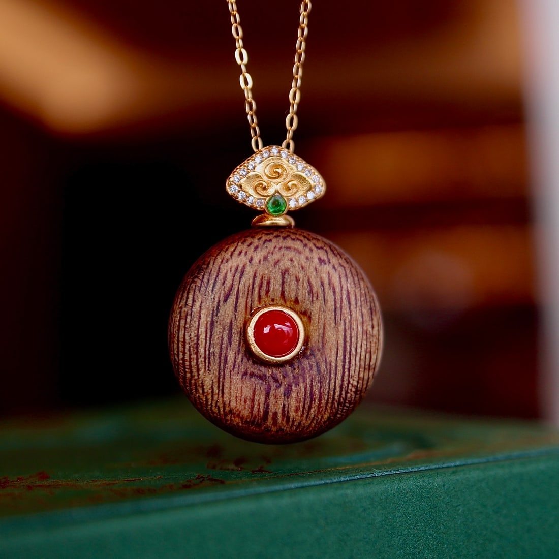 S925 silver inlaid with natural aloeswood pendant: This pendant features a natural agarwood peace buckle, exquisitely set in S925 silver. The high oil content and delicate texture bring a rich and distant fragrance that is intoxicating. A touch of Sou