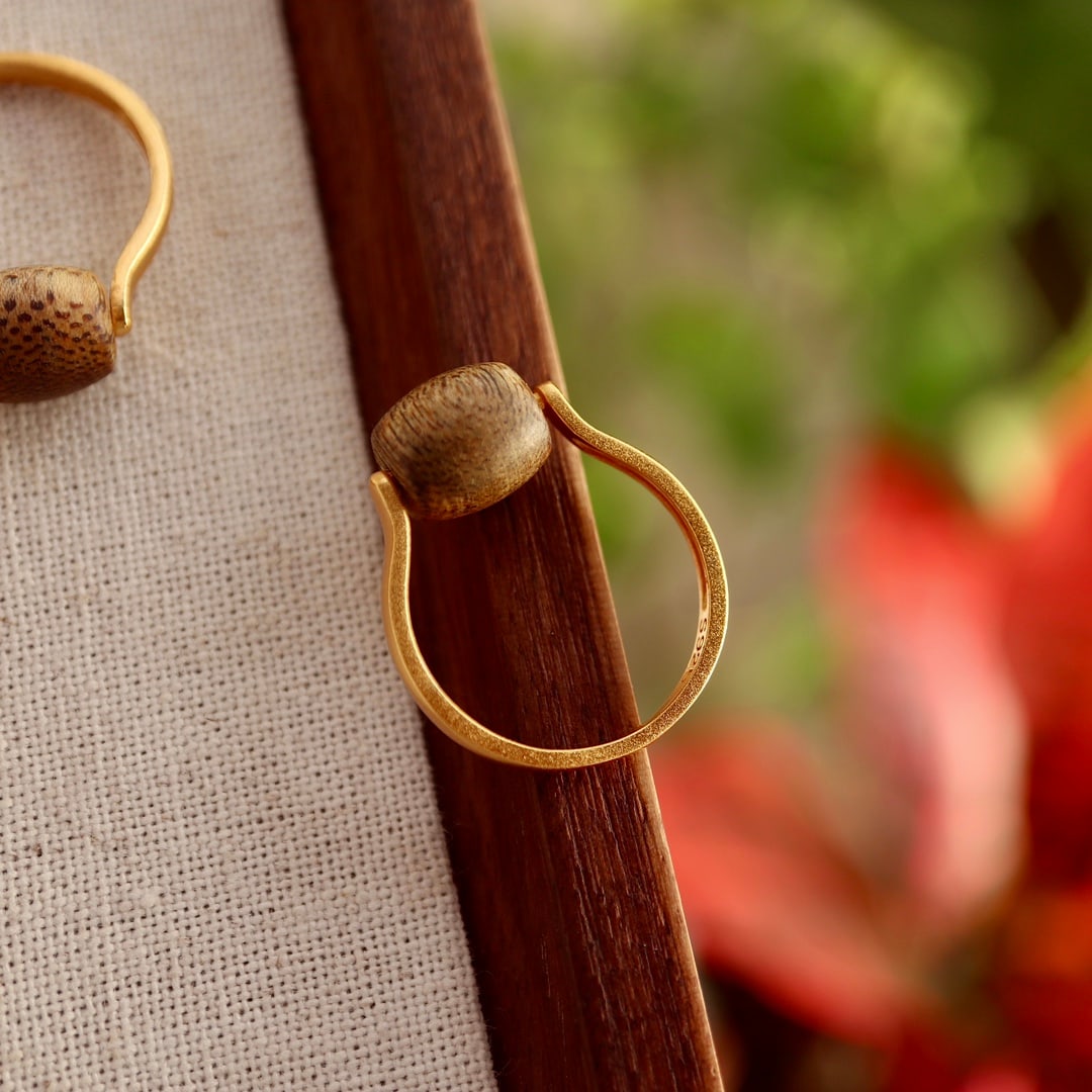 S925 Silver Agarwood Aloeswood Ring: This ring is set with a striking 8mm natural agarwood bead, meticulously crafted in S925 silver. Agarwood is renowned for its rich and sweet fragrance, with its scent subtly changing throughout the da