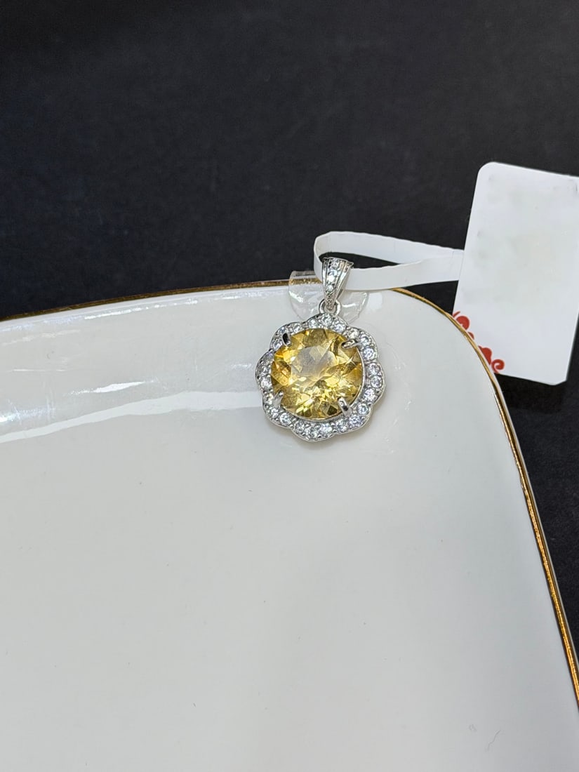 S925 silver natural yellow crystal pendant: This pendant features a round natural yellow crystal as the main stone, with a bright and translucent color. Through faceted cutting craftsmanship, it can fully refract light, presenting a full and lu
