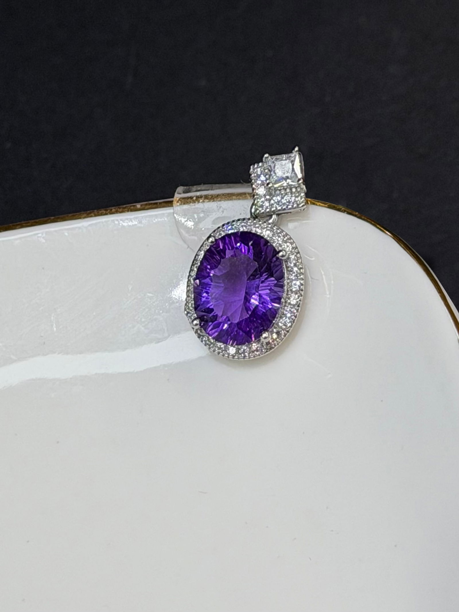 S925 pure silver natural amethyst pendant: The center of this pendant is an oval-shaped natural amethyst known for its rich and uniform color. The crystal is transparent and cut with faceted craftsmanship to fully refract light, enhancing the