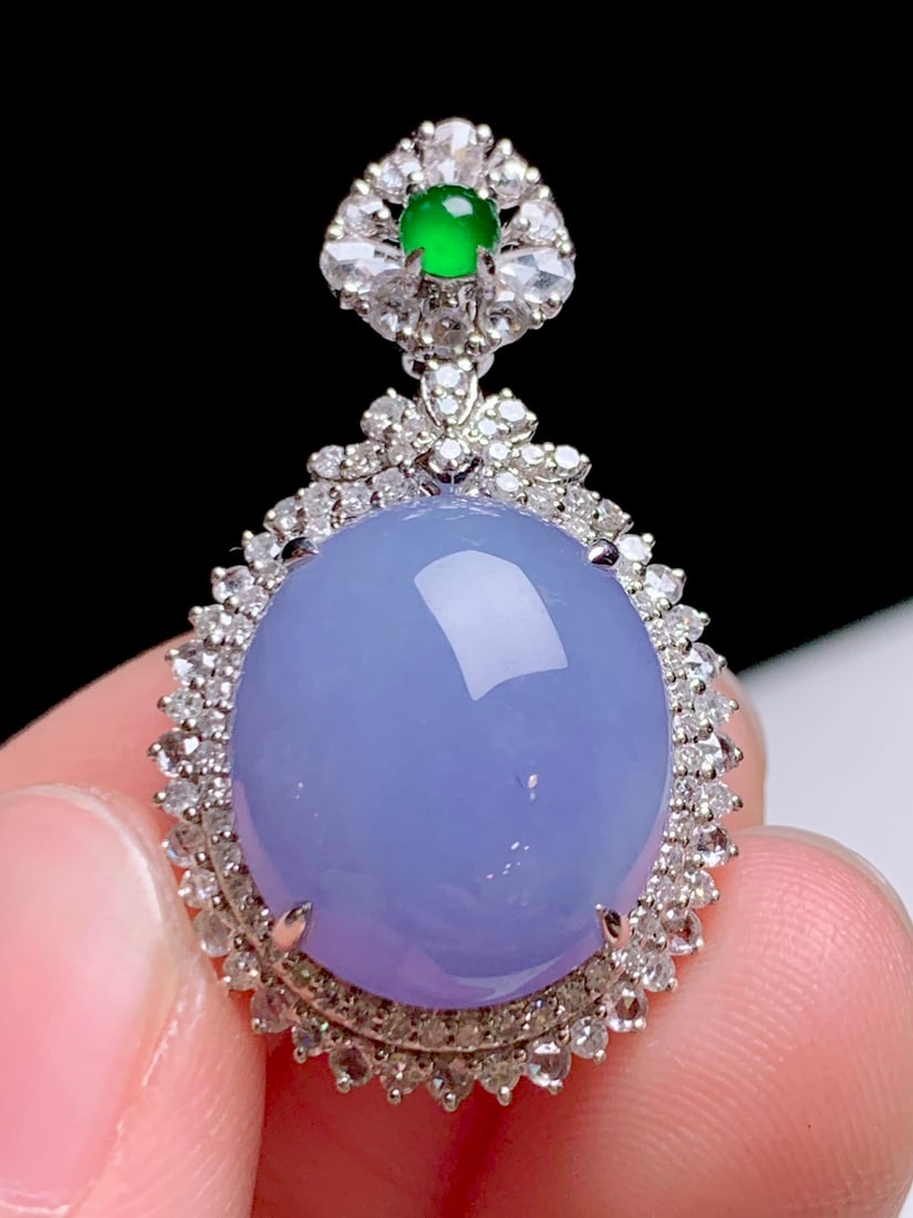 18K gold diamond natural jadeite pendant: This pendant features a captivating icy purple jadeite egg-faced main stone, set in 18K gold, exquisitely crafted to perfectly showcase the natural beauty of the gemstone. The soft tones of the jadeit