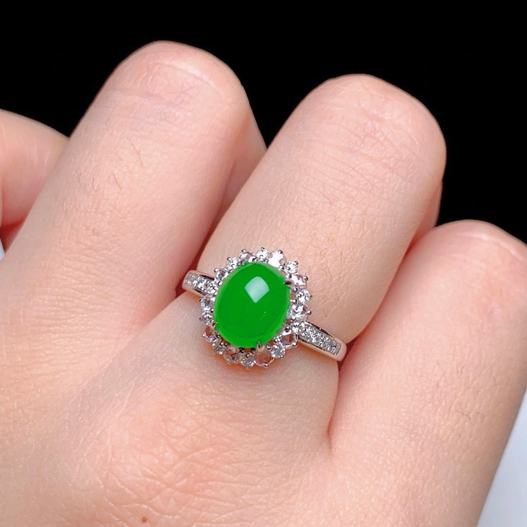 18k gold diamond-set ice yang green egg-faced jadeite ring: 18k gold diamond-set icy green jadeite ring, stone dimensions: 8x6.8mmOverall dimensions: 12x10.7x8.5mmRing size: 14