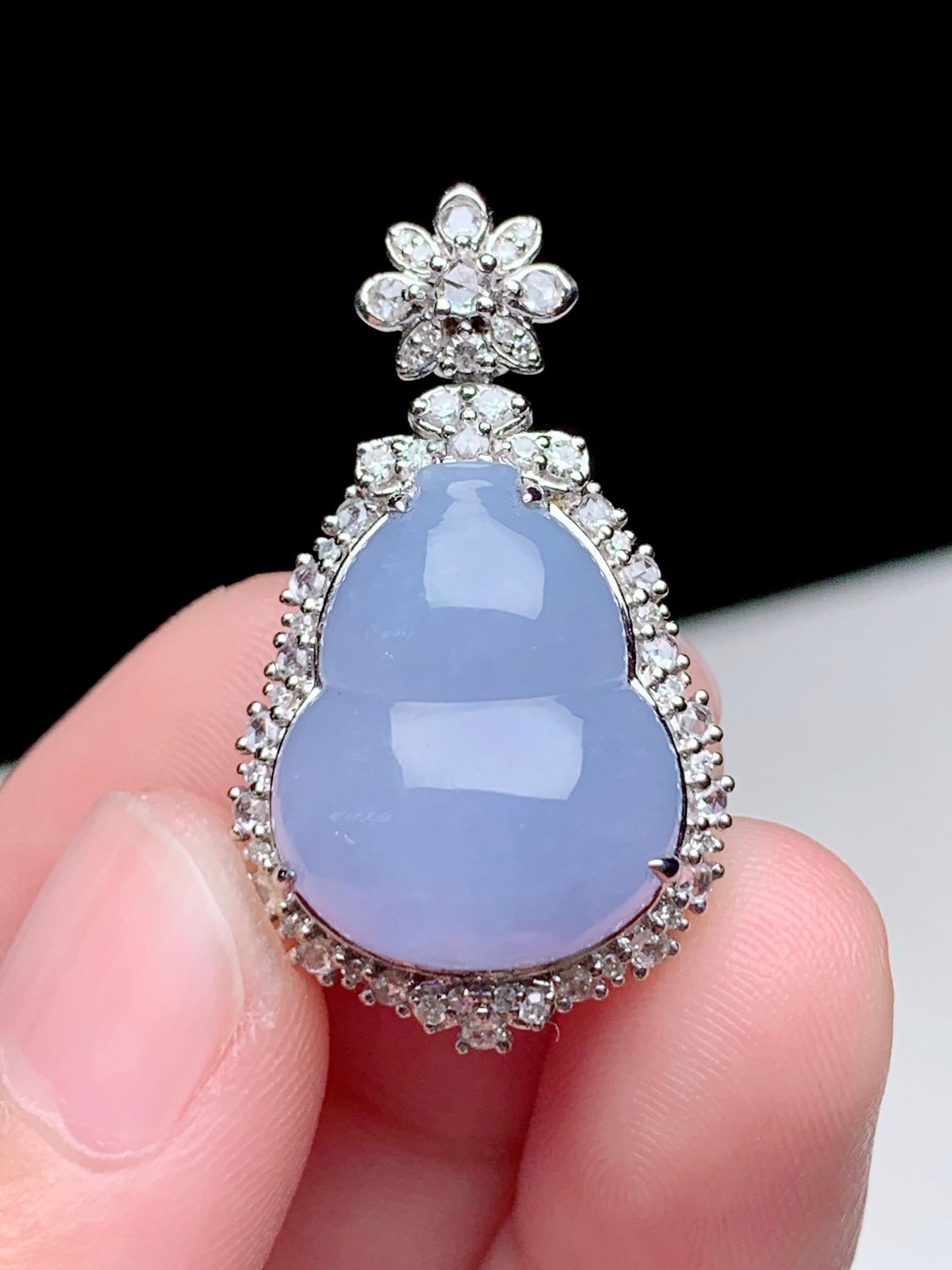 18K gold diamond inlaid natural jadeite pendant: This pendant showcases the captivating charm of natural jadeite, carefully carved into a gourd shape. The icy purple jadeite emits an elegant aura, complemented by the 18K gold setting, adding a touch