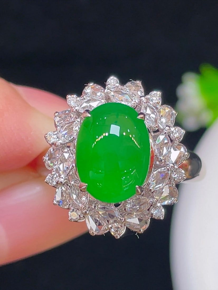 18k gold diamond-set natural jadeite ring: This ring captures the essence of luxury with its high transparency and delicate jadeite material. The vibrant green color of the jadeite is captivating, exuding eternal elegance. Set in 18K gold, the