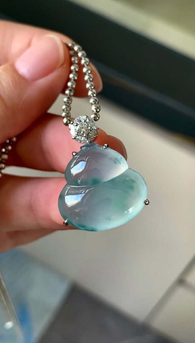 18K gold jadeite gourd pendant: 18K gold jadeite gourd pendant, with a clear and translucent appearance, displaying fine and delicate texture. Dimensions: Finished product: 24.1x19x11.3mm, raw stone: 18.1x19mm