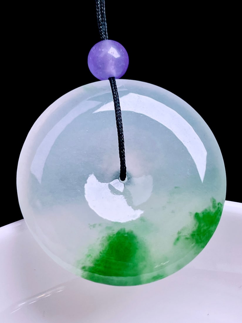 Natural Ice Floating Green Flower Jadeite Safety Buckle Pendant: This jadeite safety buckle showcases a vibrant green color, exuding a lively and dynamic charm that perfectly embodies the unique allure of natural jadeite. The exquisite craftsmanship allows the jade