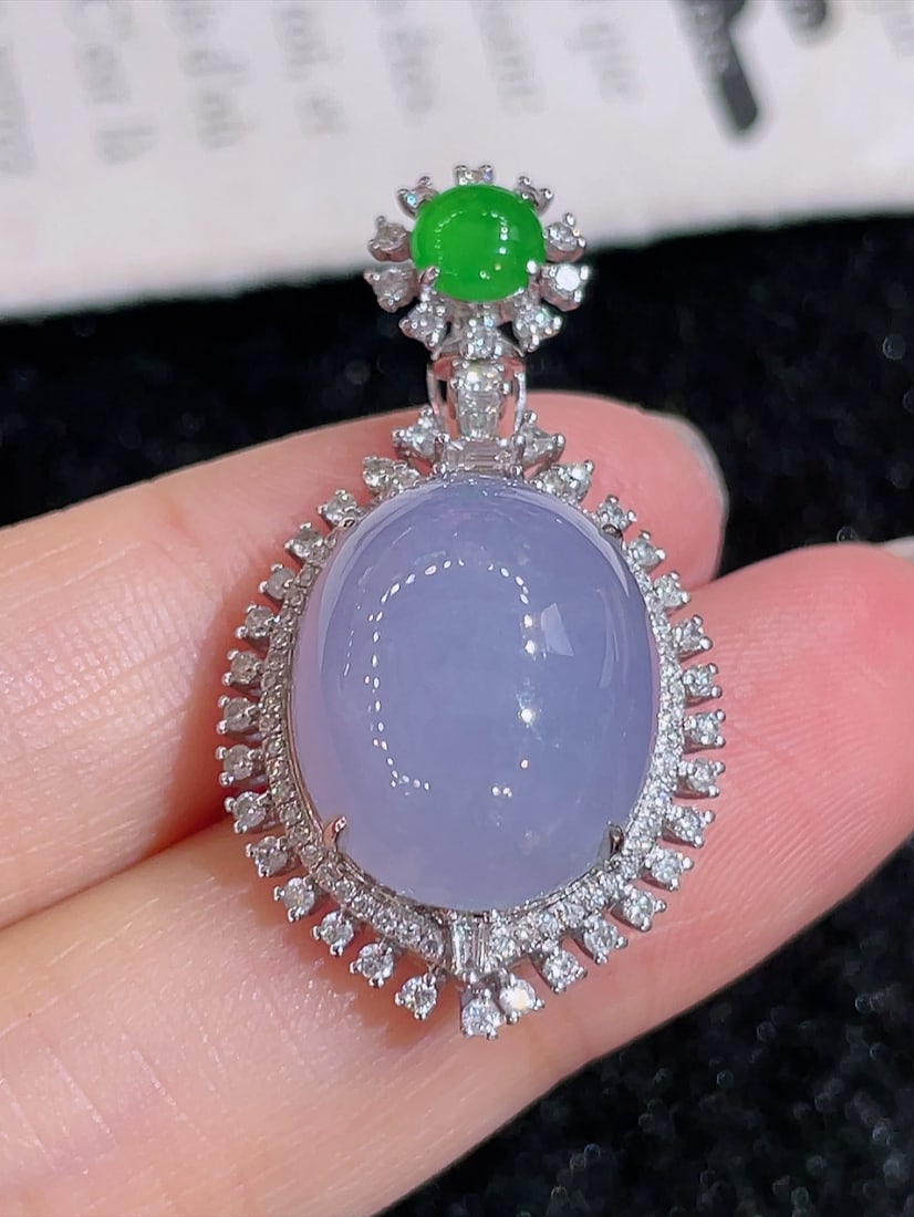 18K gold diamond-set natural purple jadeite pendant: This pendant showcases stunning natural amethyst, renowned for its exceptional transparency and rich color, reminiscent of a gentle lavender field at dusk. Carefully set in 18K gold, the craftsmanship