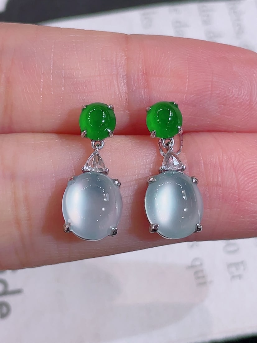 18K gold natural jadeite earrings: This jadeite earring showcases the exquisite charm of jadeite, set in 18K gold, unparalleled craftsmanship, thick and full setting, with a radiant fluorescence. The translucency and fresh green color