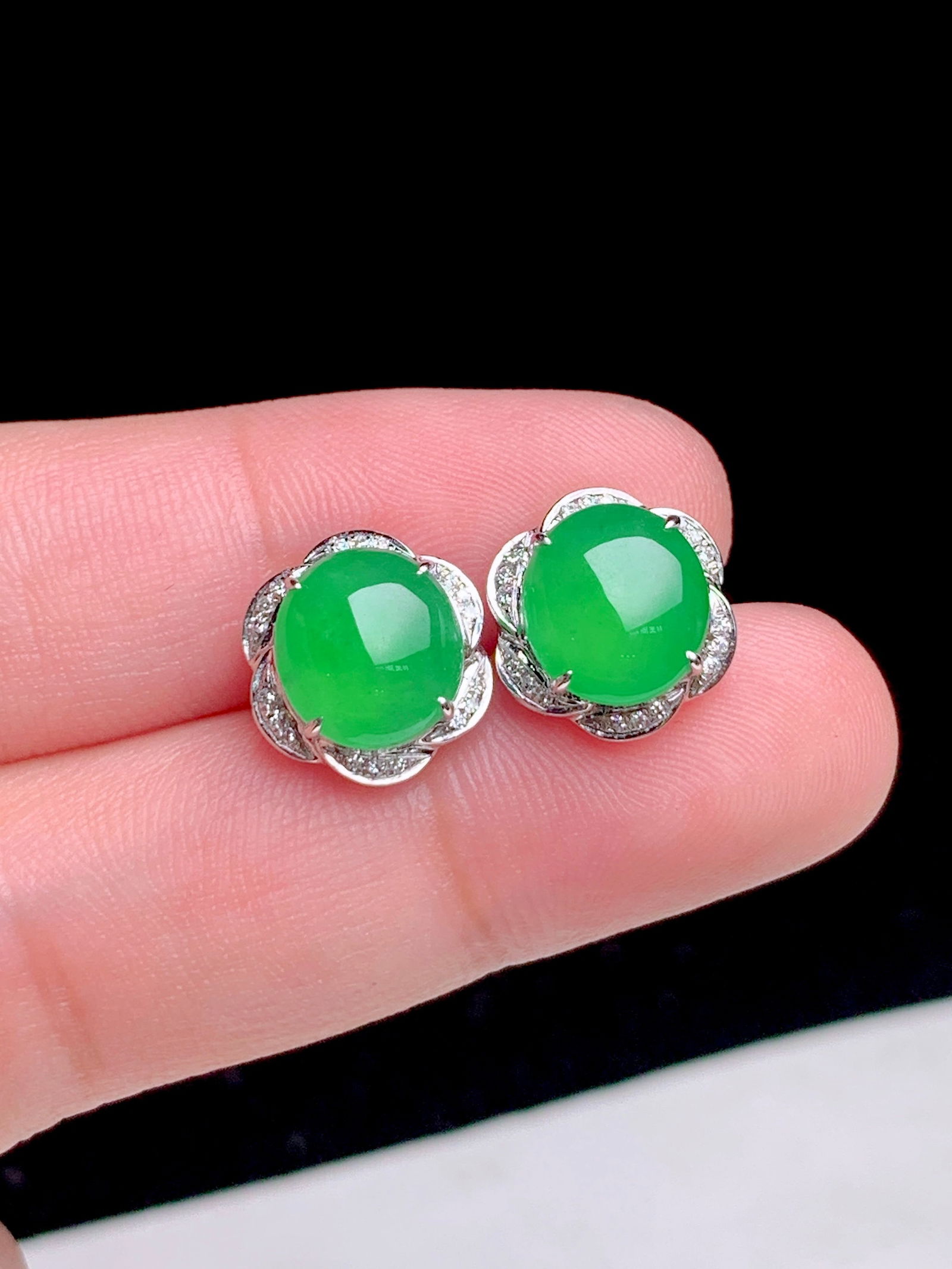 18K gold diamond inlaid natural jadeite stud earrings: These earrings showcase the exquisite beauty of natural jadeite, set in luxurious 18K gold. The ice yang green hue of the jadeite emits a serene and captivating charm, accentuated by the exquisite cra