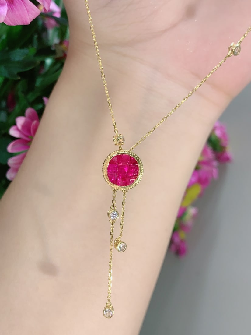 18K Gold Natural Ruby Necklace: The main stone of this necklace is a 1.80-carat natural ruby, showcasing a charming allure. Delicate tassels are adorned with white and blue sapphires, adding a contrasting and dazzling brilliance to