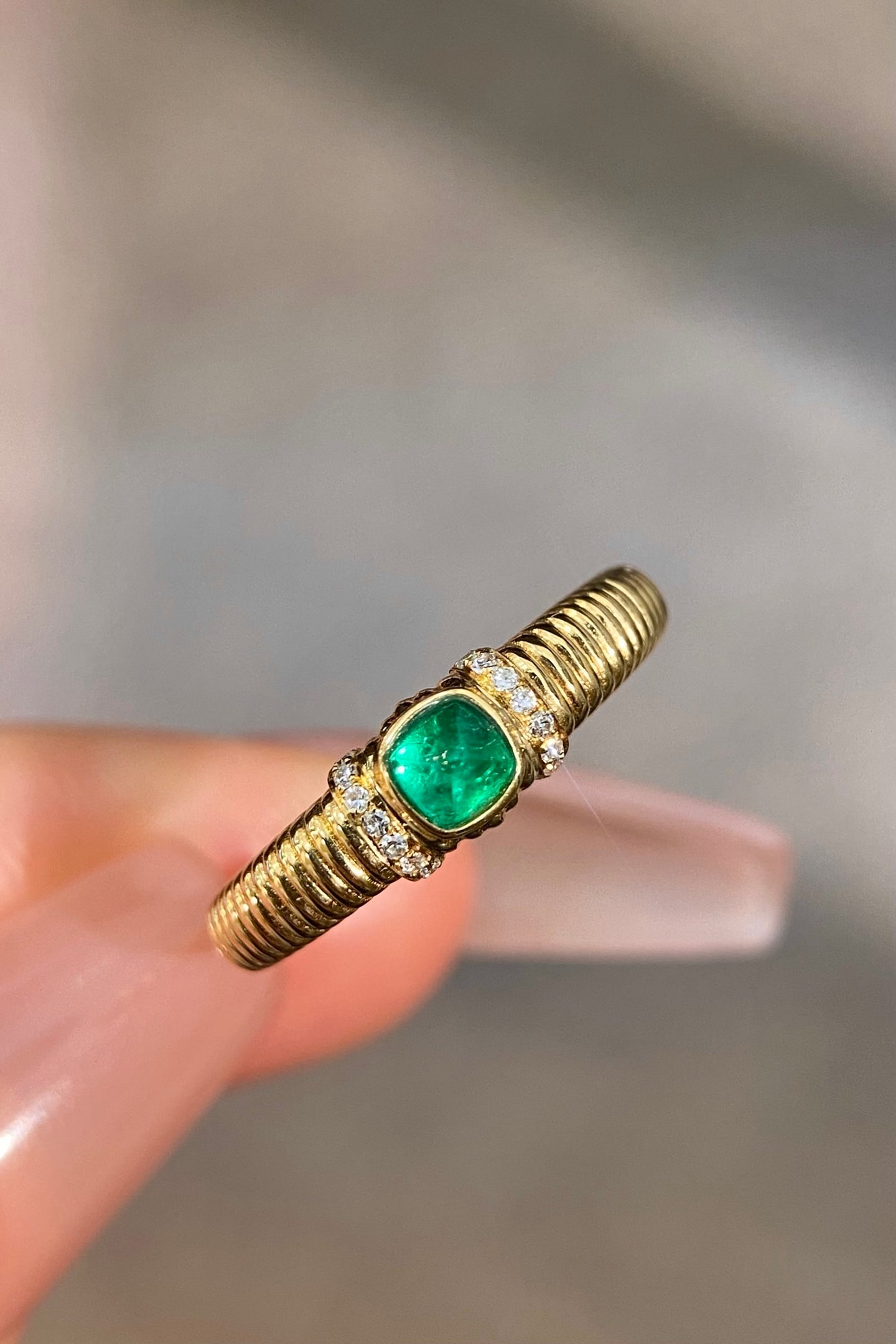 18K emerald ring: This ring showcases the vivid charm of natural emerald set in luxurious 18K gold. The rich green color of the 0.2 carat emerald captures the essence of nature, while its exquisite craftsmanship