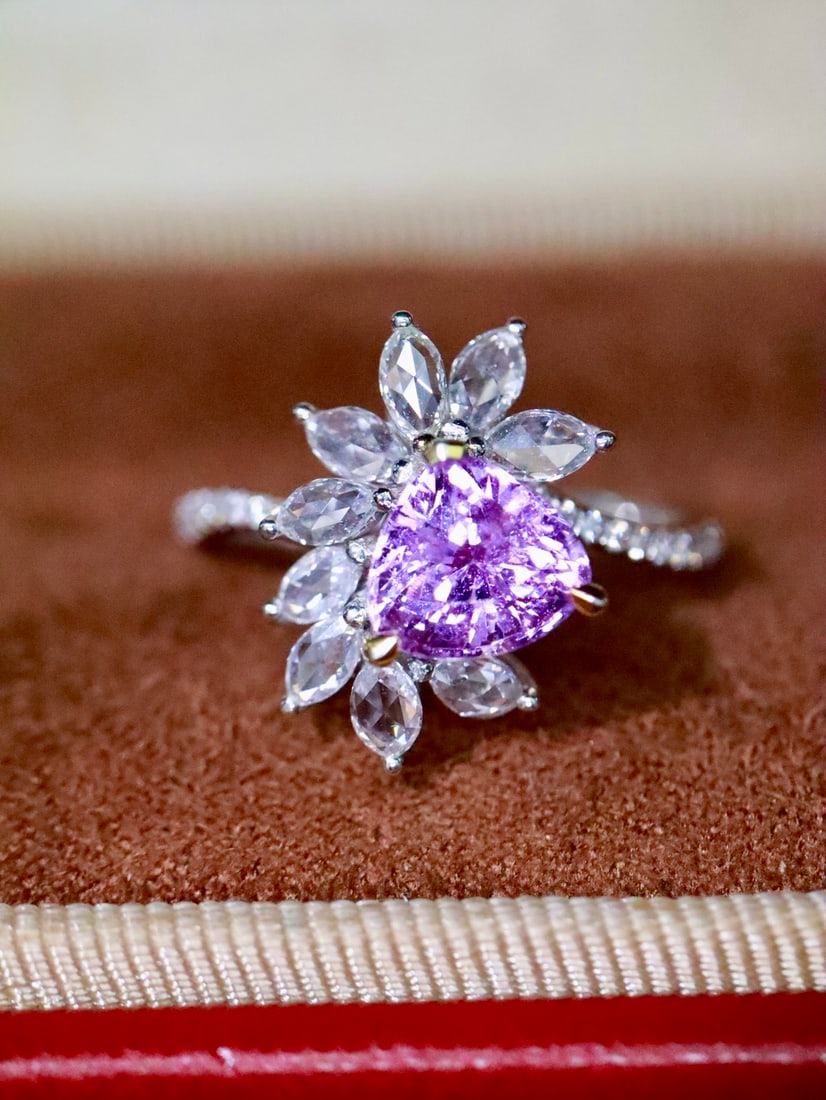 18K natural sapphire ring: This sapphire ring captivates with its bright blue luster, reminiscent of a clear summer sky. The exquisite craftsmanship showcases a flawless glass-like surface that sparkles with every movement. Set