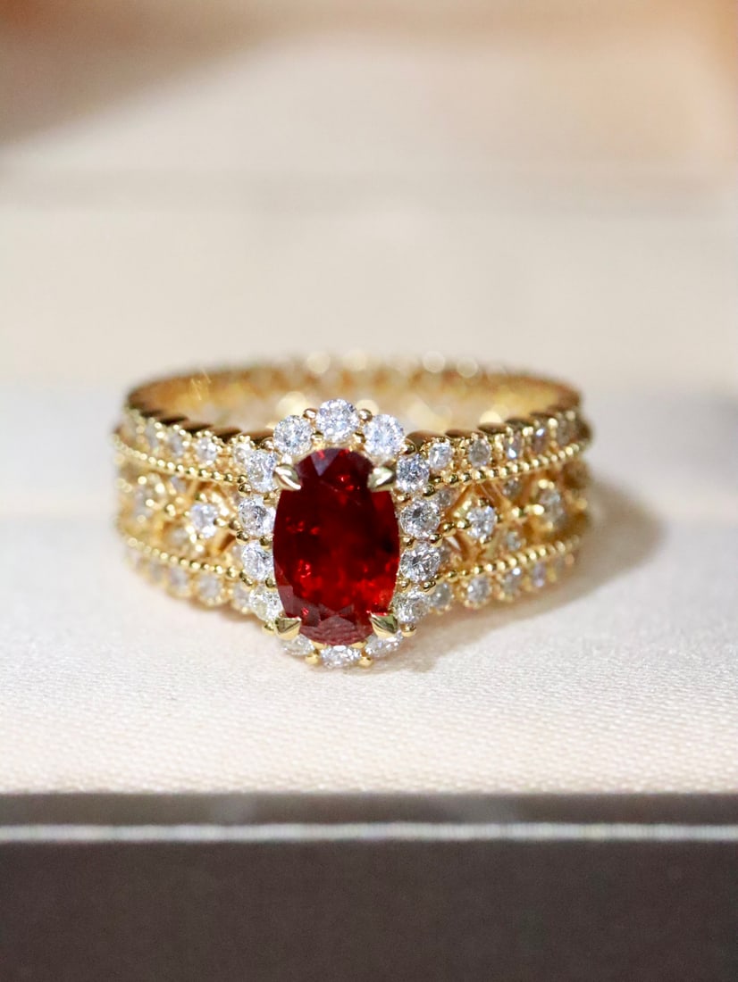 18K Gold Natural Ruby Ring: This ring exudes a subtle and luxurious charm, with its rich red luster and exquisite craftsmanship being captivating. The 18K gold setting provides an eternal background for this 1.0 carat natural