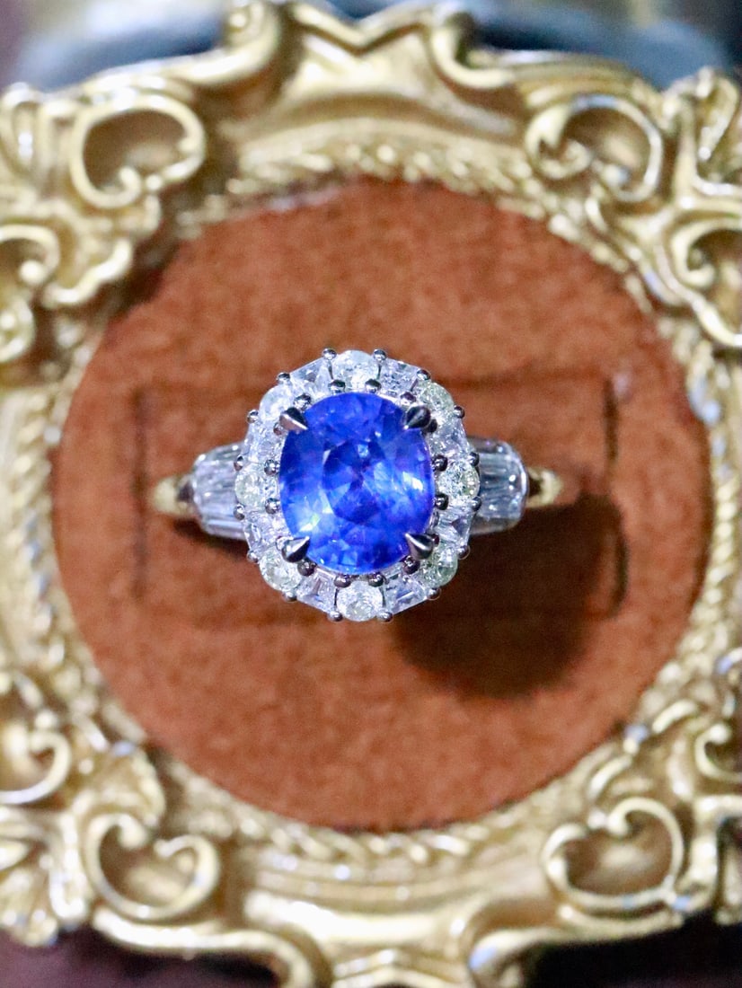 18K sapphire ring: This ring is adorned with a dazzling natural sapphire that attracts attention, showcasing a charming and elegant blue radiance. It is crafted with exquisite 18K gold, demonstrating superb craftsmanshi