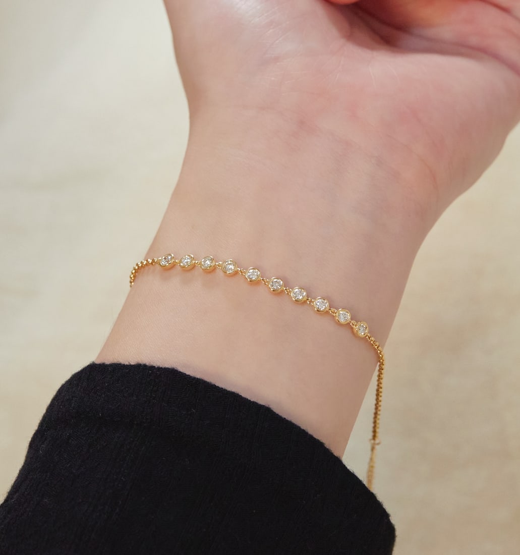 18k gold diamond bracelet: 18k gold diamond bracelet, cultivated diamond bubble and diamond bracelet paired with a pearl chain, a practical item that can be worn all year round.