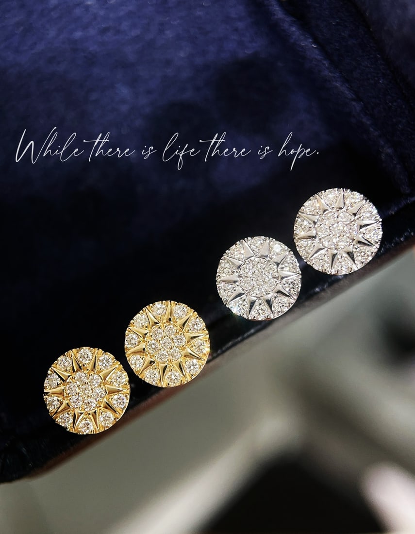 18K gold natural diamond earrings: These earrings showcase an avant-garde design, perfectly combining modern style with timeless elegance. Crafted from 18K gold and set with natural diamonds, they emit an unparalleled brilliance. Metic