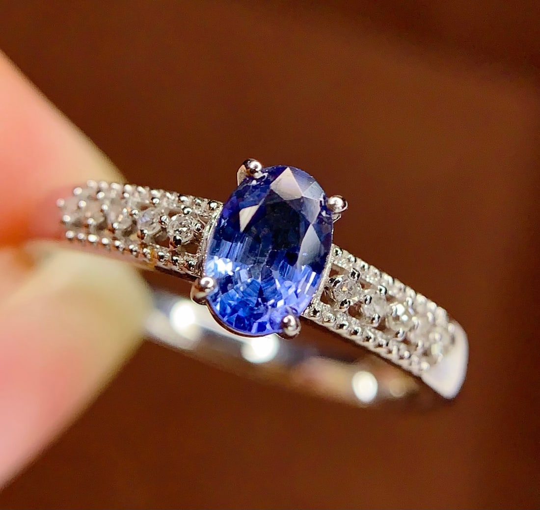 18K natural sapphire ring: This ring showcases a stunning natural sapphire set in luxurious 18K gold, emitting a deep and captivating blue light, capturing the essence of eternal elegance. Exquisite craftsmanship enhances the