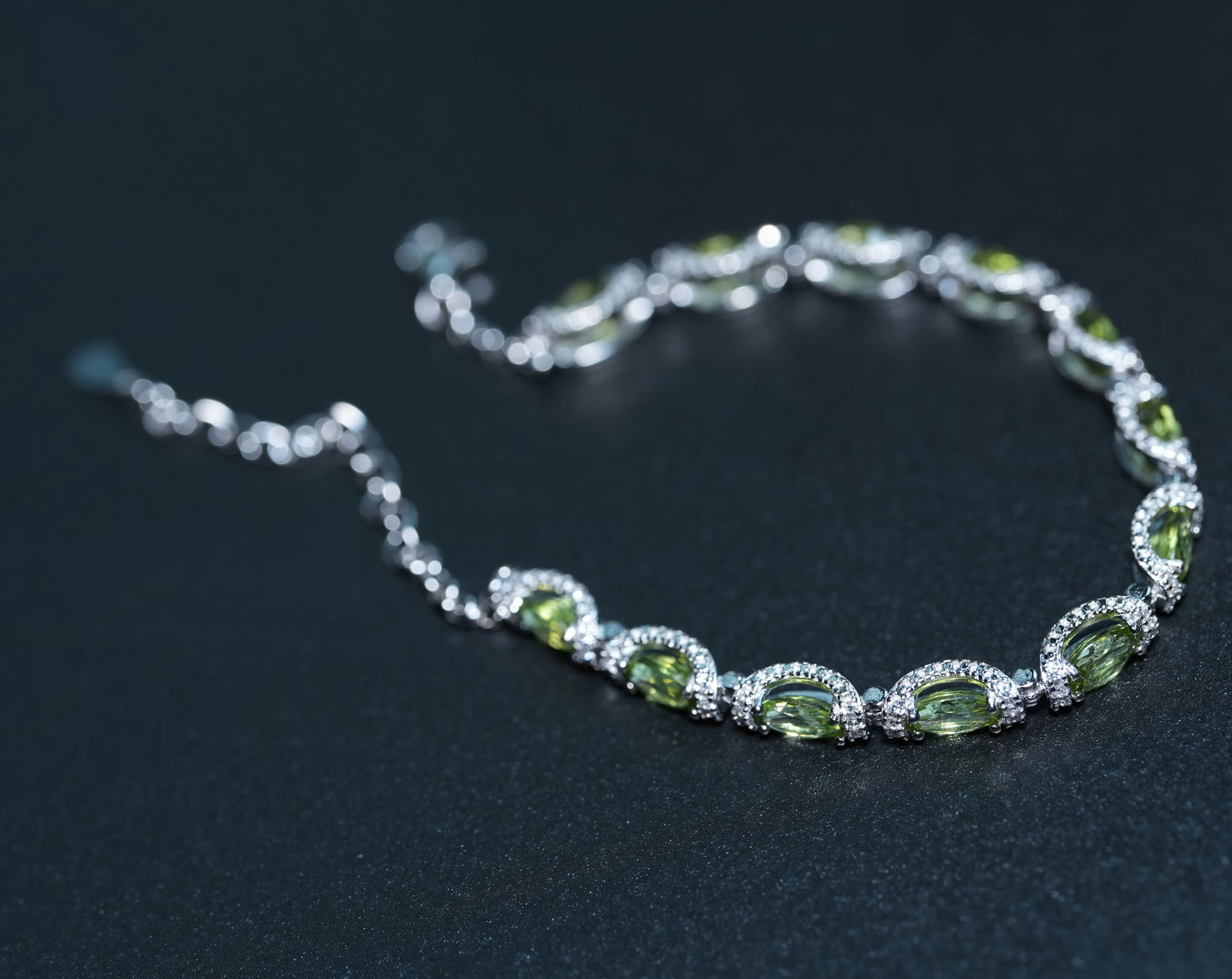 S925 sterling silver bracelet with natural peridot: The chain and setting are crafted from S925 sterling silver, its lustrous sheen and skin-friendly properties making it hypoallergenic. The center stone is a carefully selected natural peridot, display
