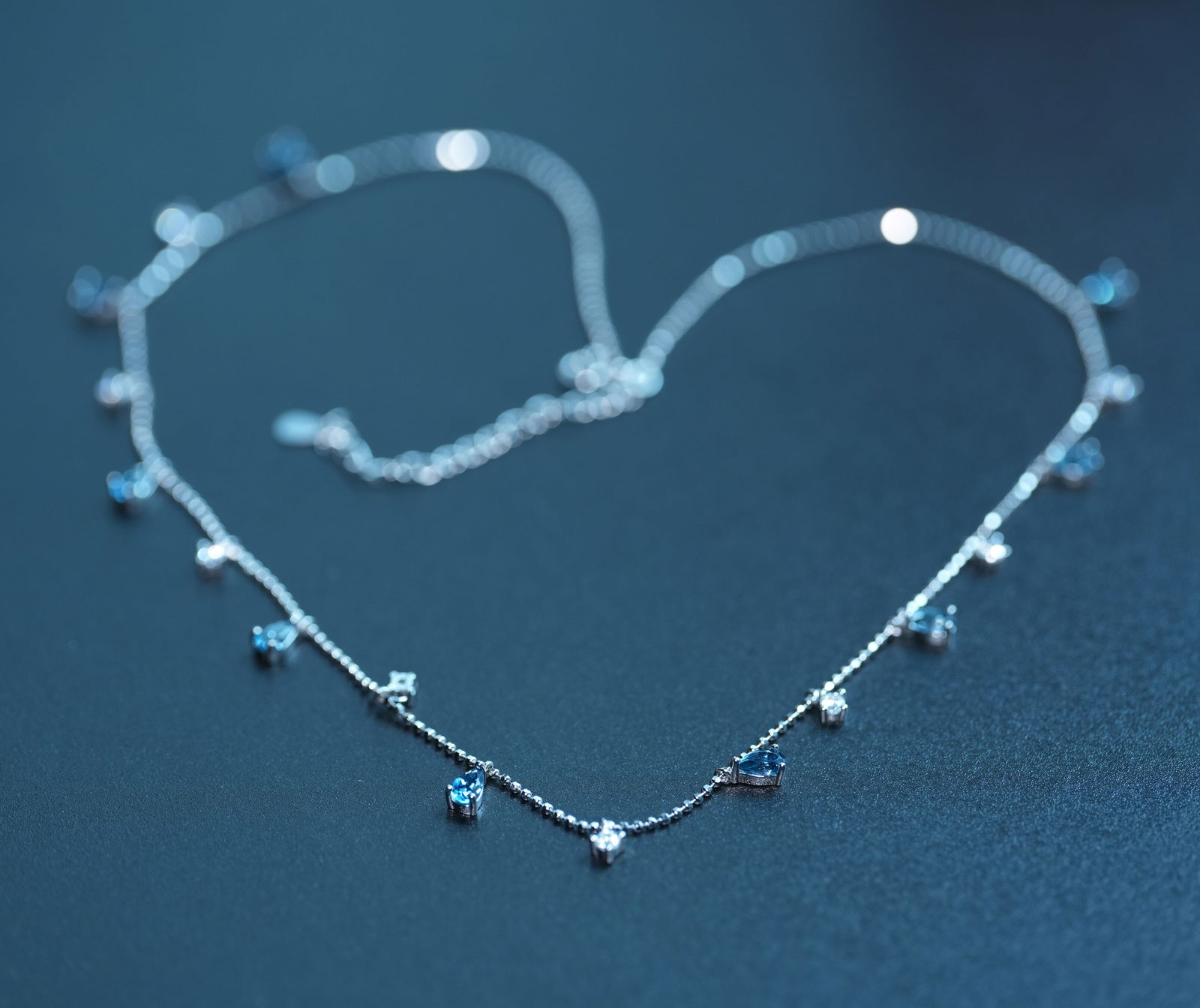 Natural sapphire star necklace, set in s925 sterling silver.: Crafted from S925 silver, the chain boasts a pure and lustrous finish, offering excellent skin-friendliness and durability. The centerpiece is a natural sapphire, displaying a deep and captivating blu