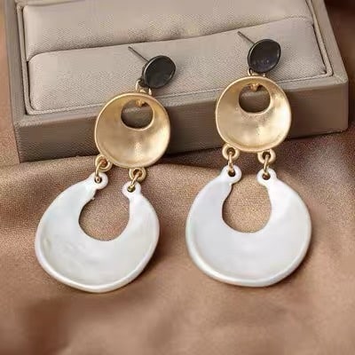 Classic, versatile, and exquisite new earrings: Classic, versatile, exquisite new earrings, European and American style, simple retro long high-end earrings, alloy material, 4.9x2.5 cm.