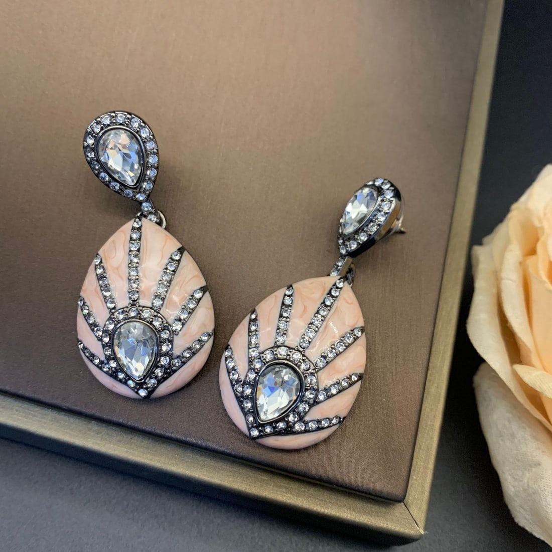 Luxury and elegant earrings with Czech diamonds: Elegant and sophisticated earrings set with Czech diamonds, made of alloy, 5.5 x 2.5 cm.