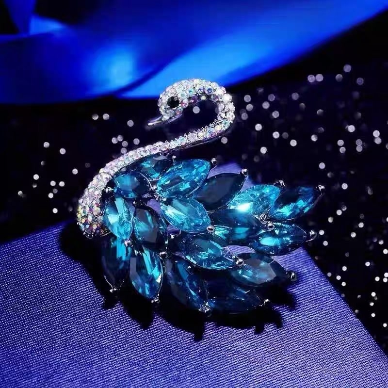 Luxury Swan Brooch: Luxury swan brooch for women, high-end and exquisite, fashionable new style, zircon-embellished, unique brooch/collar pin accessory, size 5.5x5 cm.