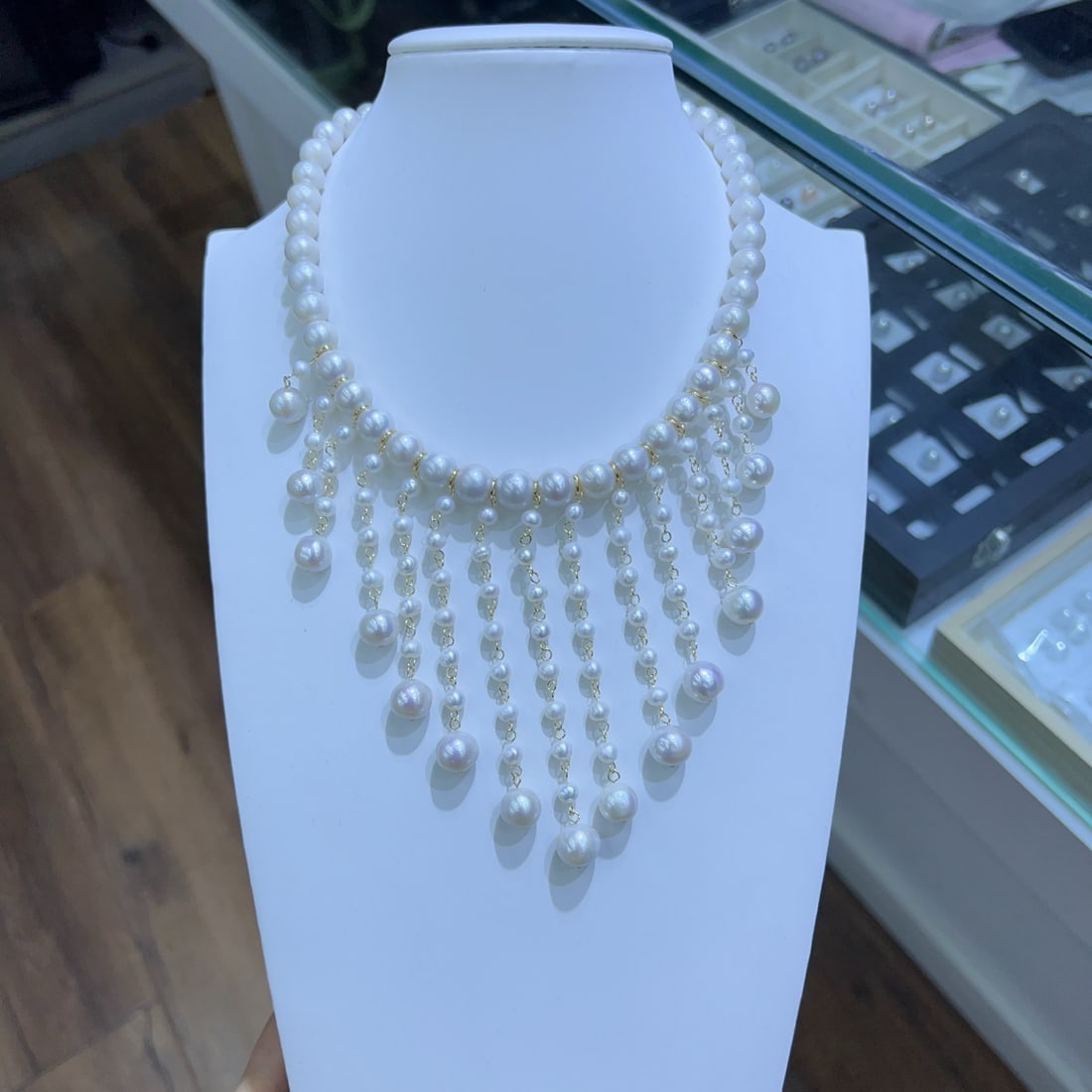 Natural white pearl necklace: This necklace design is full of style, with tassel style exuding elegance and delicacy. Each natural white pearl has a diameter of 5-10 millimeters, nearly round, with slight flaws, meticulously craft