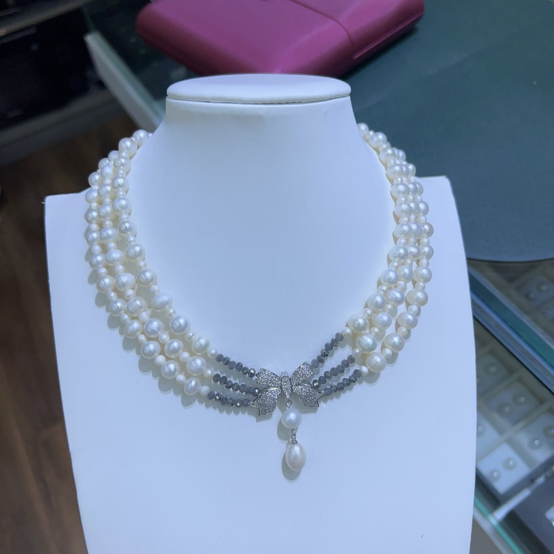 Natural Pearl Necklace: This exquisite necklace is primarily made of natural pearls, with each pearl ranging in size from 3 to 8 millimeters. The layered pearls create a noble temperament, making it perfect to pair with dres
