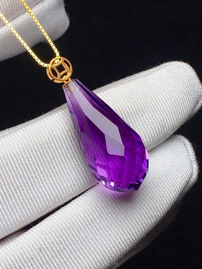 18k Gold Natural Amethyst Pendant: This pendant features a natural amethyst as the main stone, set with exquisite 18k gold clasp, showcasing a charming allure. The dreamy colors of the amethyst are enhanced by the millennium cut, emitt