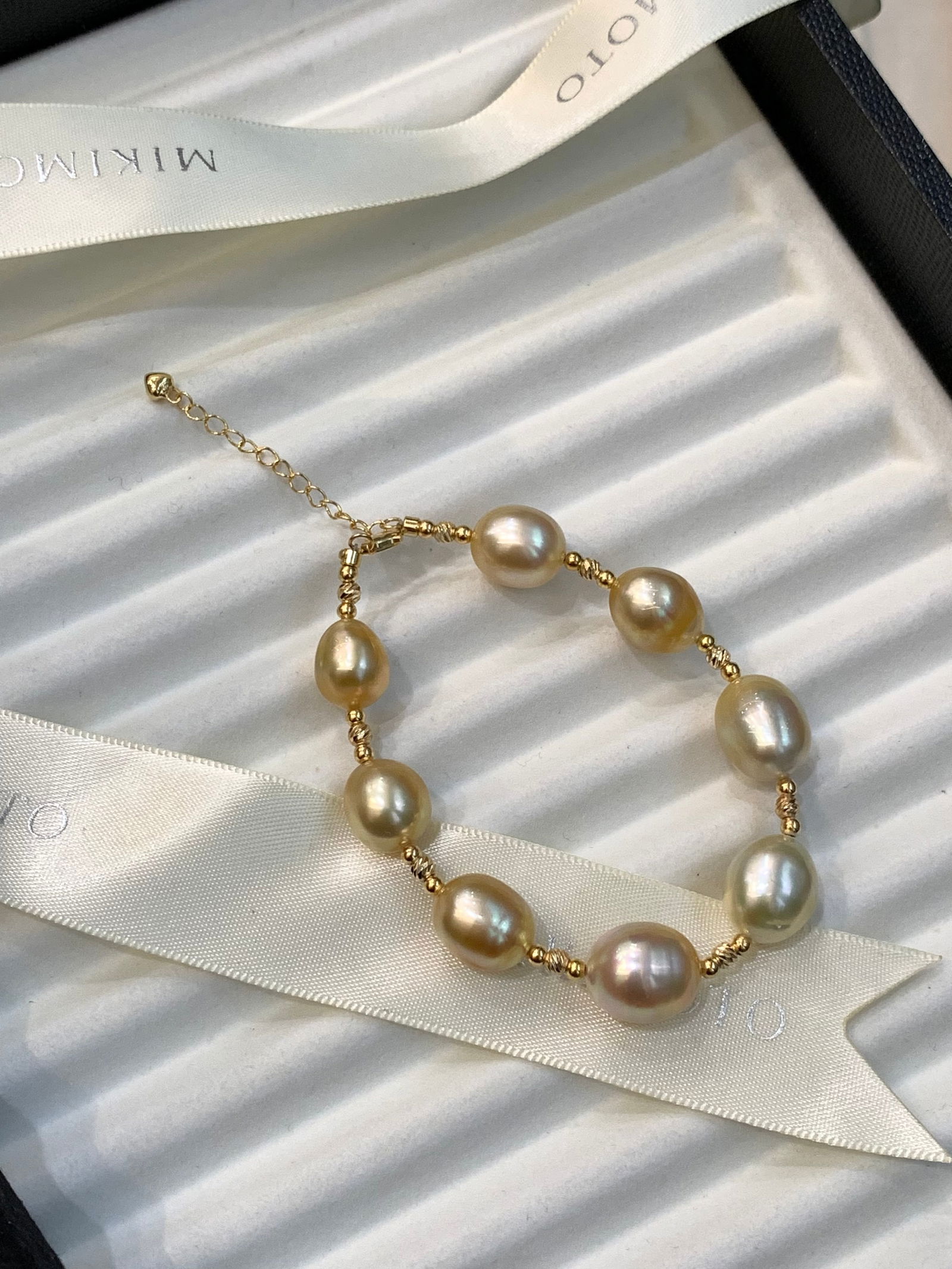 S925 Sterling Silver Edison Pearl Bracelet: This bracelet is a perfect combination of elegance and modernity, featuring dazzling Edison gold pearls that emit a charming glow. Each pearl is carefully selected for its unique oval shape and intens