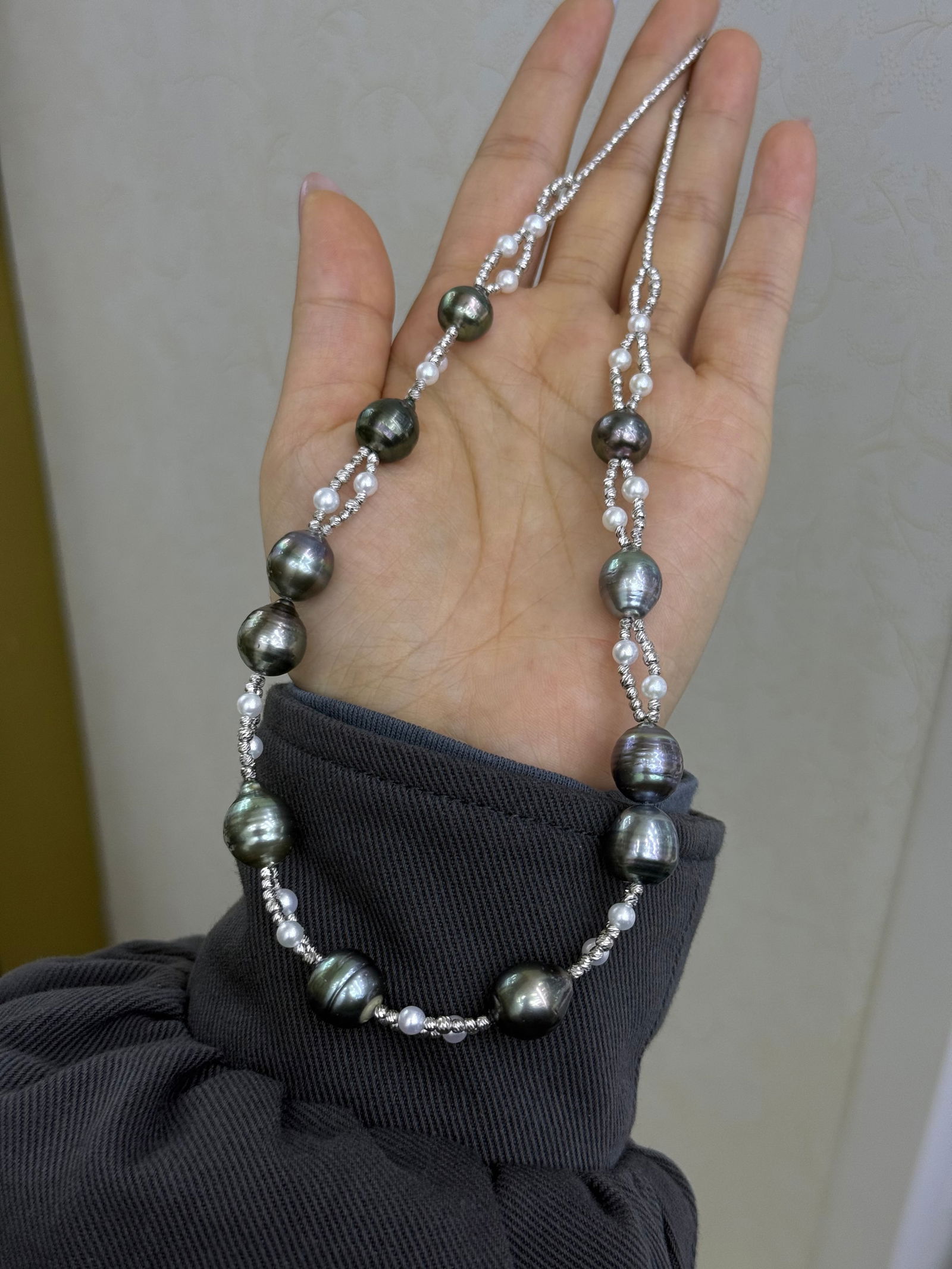 S925 Silver Tahitian Pearl Necklace: This necklace features a double-layer design to showcase elegance, using glossy and charming Tahitian pearls that emit a subtle rainbow-colored light. The pearls are sized between 9-12mm, carefully se