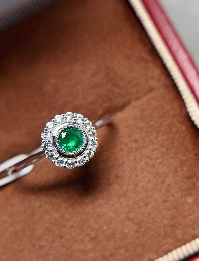 18k Gold Emerald Ring: This exquisite 18k gold emerald ring attracts attention with its vibrant green color, as if the heart of nature is full of vitality. The central emerald main stone is perfectly round, with
