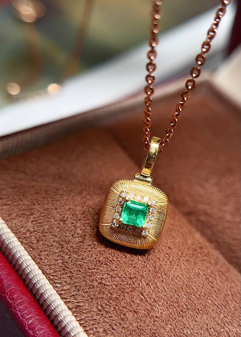 18k Gold Emerald Pendant: This pendant showcases its exquisite emerald main stone at the center, radiating elegance. The princess-cut gemstones exude a fresh vitality, set in luxurious 18k gold. The design is both modern and