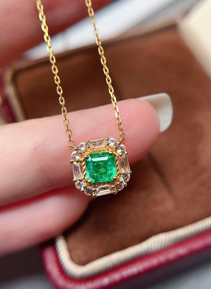 18k Gold Emerald Necklace: This 18k gold emerald collar necklace showcases a perfect combination of elegance and delicacy. The spicy green color of the emerald resembles lush scenery, and its glassy body's strong luster is