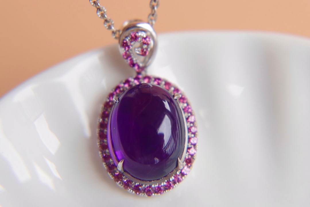 14K Gold Amethyst Pendant: This pendant is a striking piece of jewelry with its exquisite design that is truly breathtaking. The 14K gold setting perfectly complements the deep hues of the South African amethyst, creating a