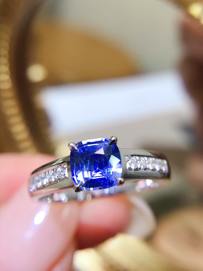 18k Gold Natural Blue Sapphire Ring: This exquisite 18k gold natural sapphire ring, with its stunning 0.89 carat cornflower blue sapphire, exudes a charming luster, perfectly interpreting the essence of luxury. The vivid color of the