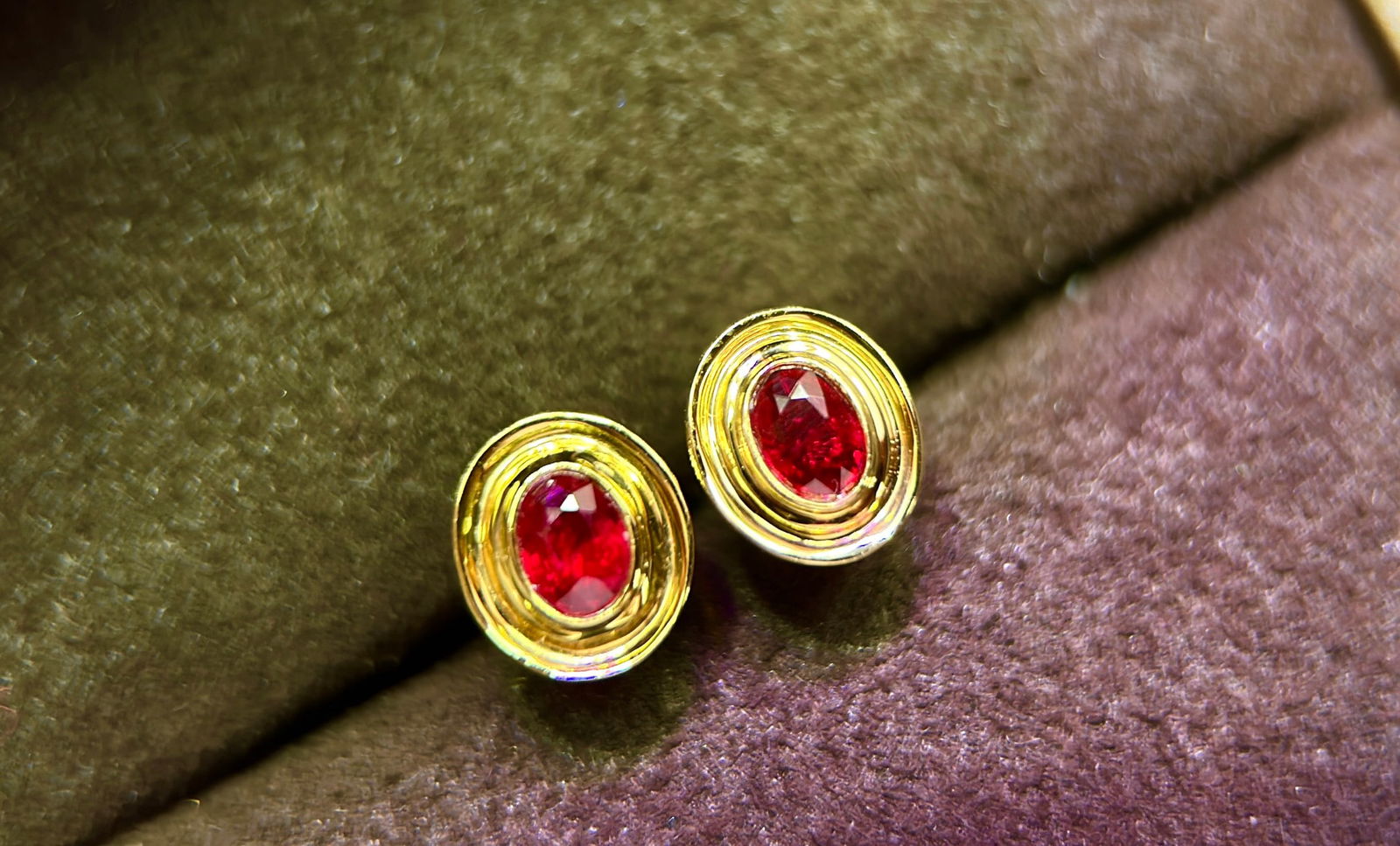 18k Gold Ruby Earrings: This 18k gold ruby earring stud attracts people's attention with its rich color, showcasing a vintage charm that is both elegant and fashionable. The deep red hue of the ruby complements the luxurious