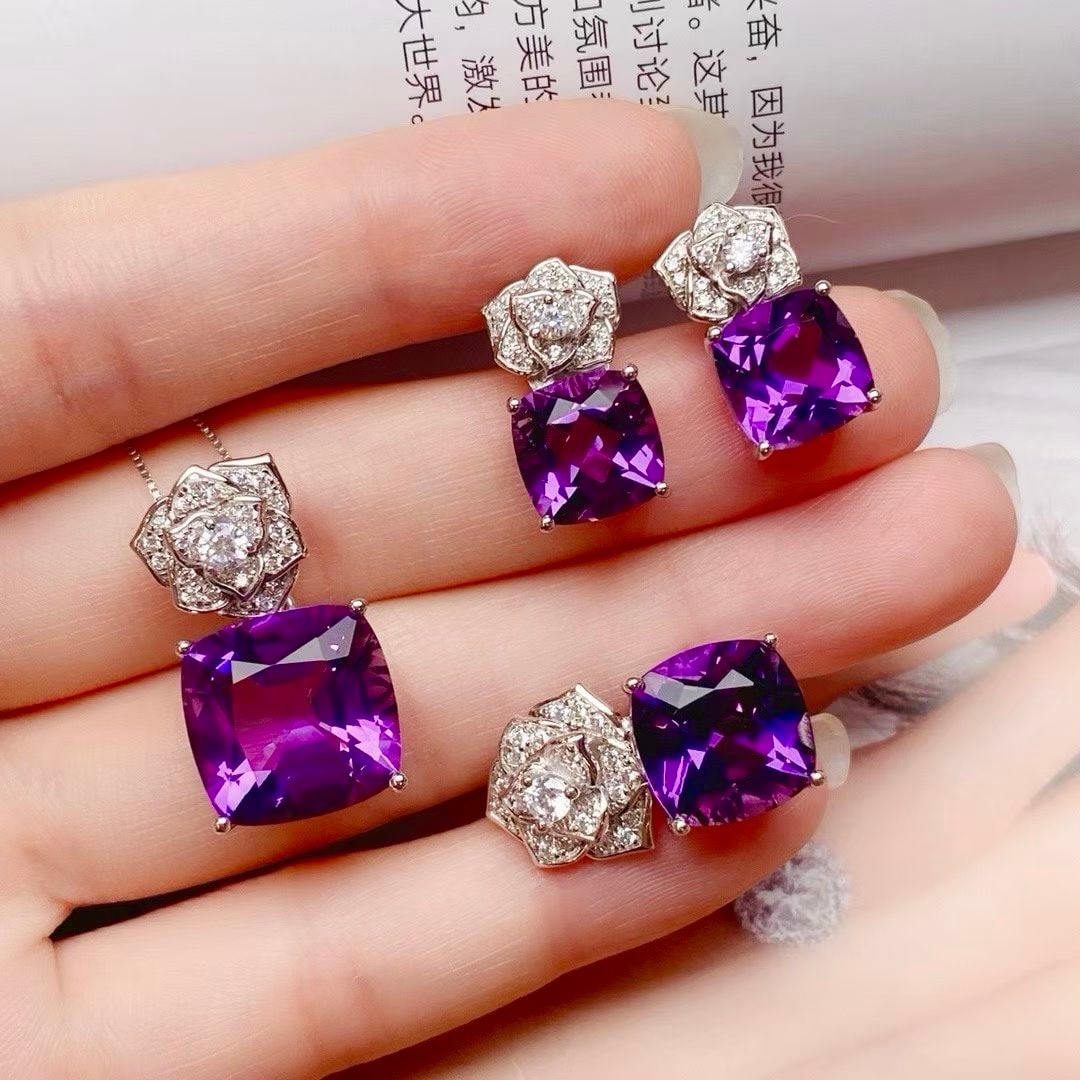 925 Silver Natural Amethyst Rose Set: This exquisite 925 silver set, set with natural amethyst, perfectly showcases the essence of elegance, with its unique rose design inspiration. The pendant, ring, and earrings are all adorned with bea