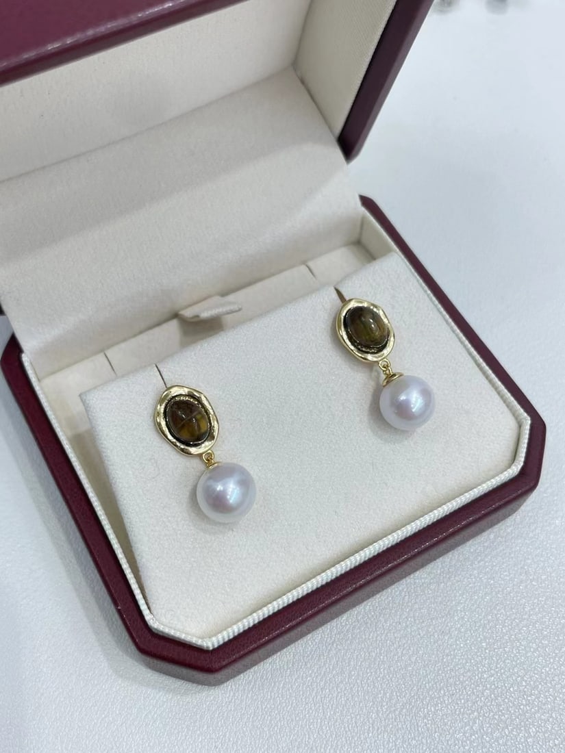 A pair of sterling silver freshwater pearl earrings: A pair of sterling silver freshwater pearl stud earrings, featuring 9-10mm pearls, perfectly round, with a strong luster and slight blemishes, boasting a unique style and distinctive charm.