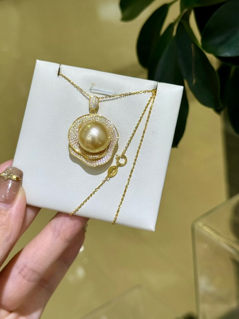 Silver Pearl Pendant Necklace: This exquisite sterling silver pendant necklace is a symbol of elegance and sophistication. The 13-14mm lustrous golden pearl emits a charming glow, perfectly complemented by the 50cm cable chain. The