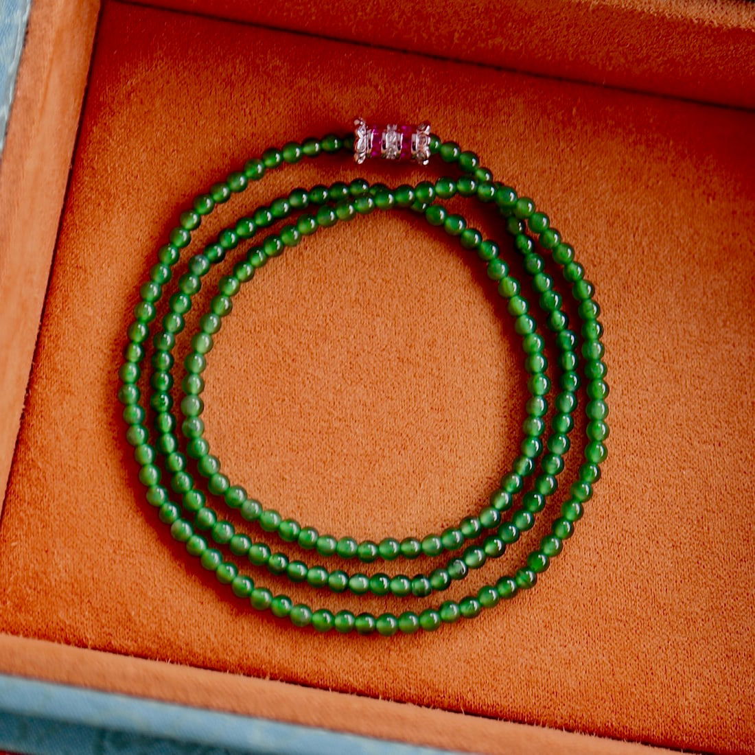 S925 Silver Natural Jadeite Necklace: This exquisite necklace captures the essence of elegance with its vivid jade beads, each one bearing witness to the artistry of nature. The vibrant green of the jade complements the subtle shine of th