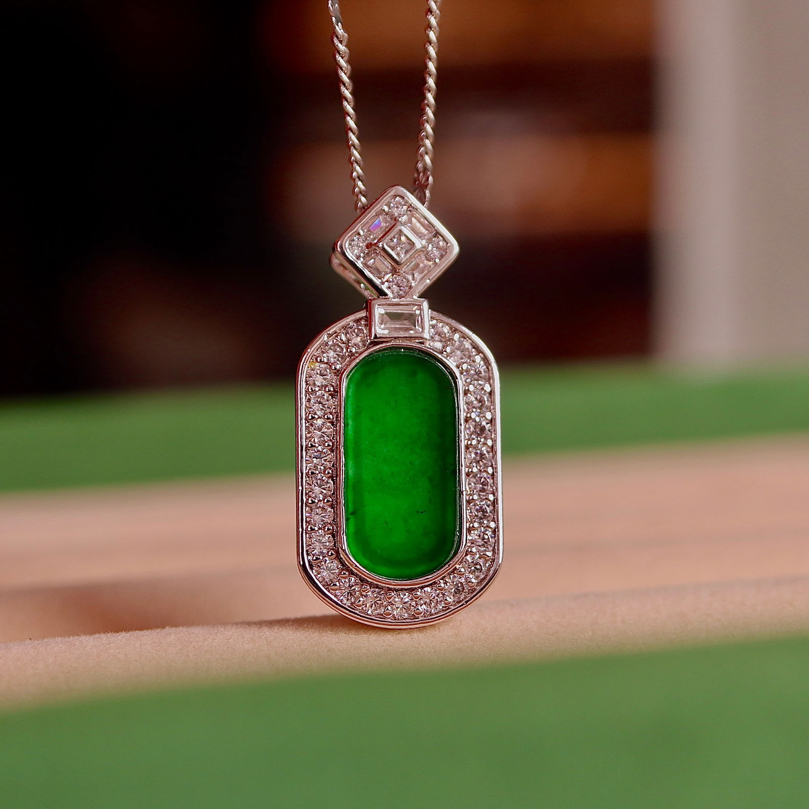 18k Gold Natural Jadeite Pendant: This pendant showcases the serene elegance of natural jadeite. Its simple yet sophisticated design is captivating at first sight. The high ice green color of the jadeite complements the meticulously