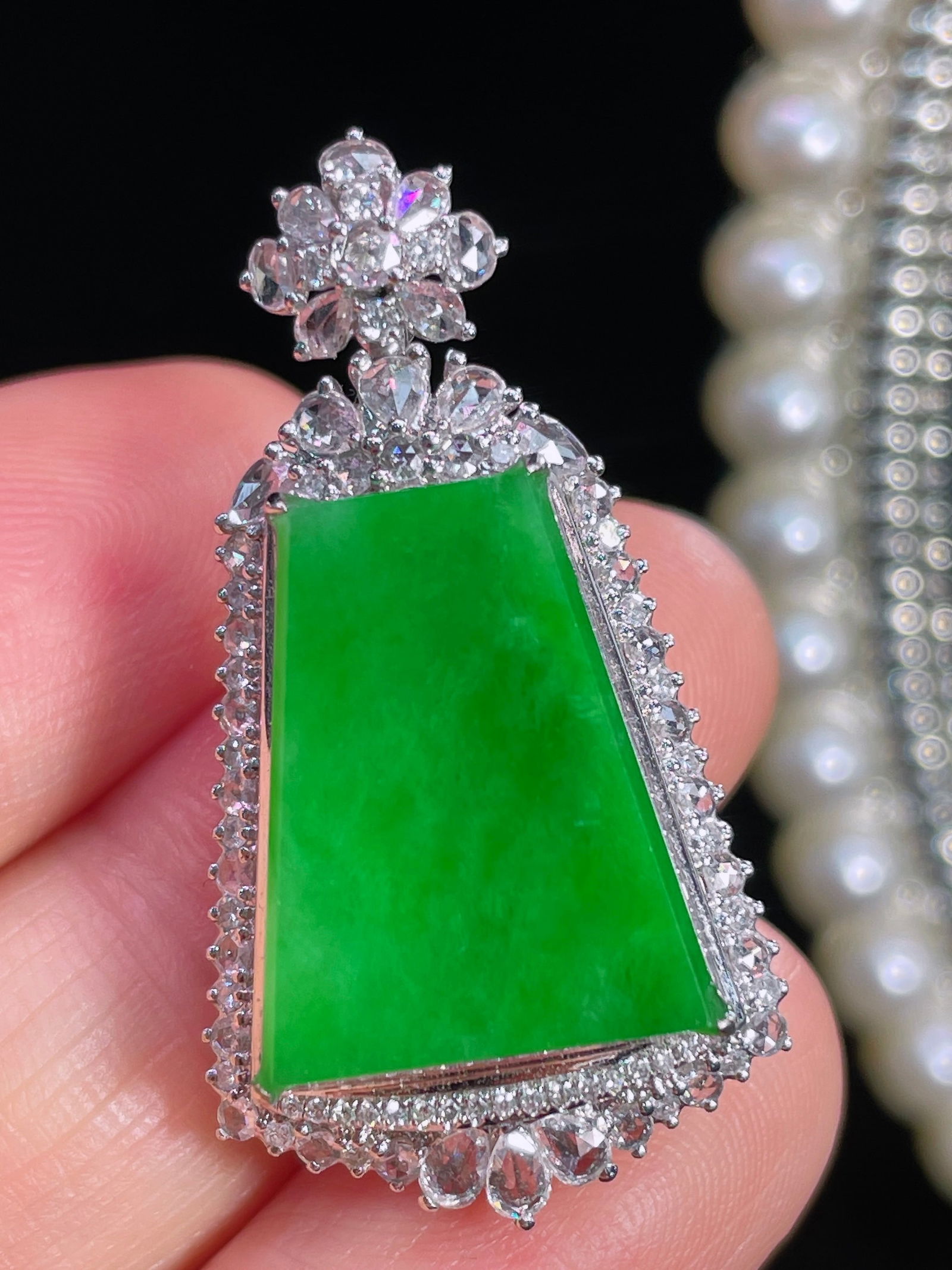 18k Gold Diamond Jadeite Pendant: This pendant is an elegant masterpiece, with the full green jade emitting a serene beauty. The smooth and glossy surface of the jade perfectly combines with the dazzling diamonds set in 18k gold, crea