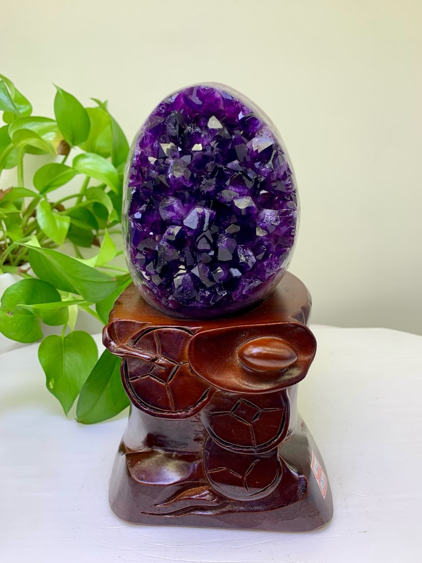 Natural amethyst ornament: This natural amethyst cave attracts people's attention with its enchanting beauty. The deep purple crystal clusters seem to capture the essence of luxury and elegance. Whether placed in a home or