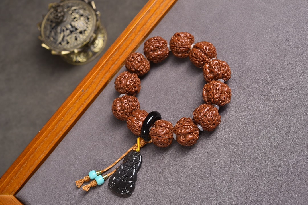 Vajra Bodhi Seed with Obsidian Bracelet: This large Bodhi seed bracelet showcases exquisite five-petal plum blossom honeycomb design, perfect patina, thick and full dragon spine, and extremely high cost performance. Paired with ice-type